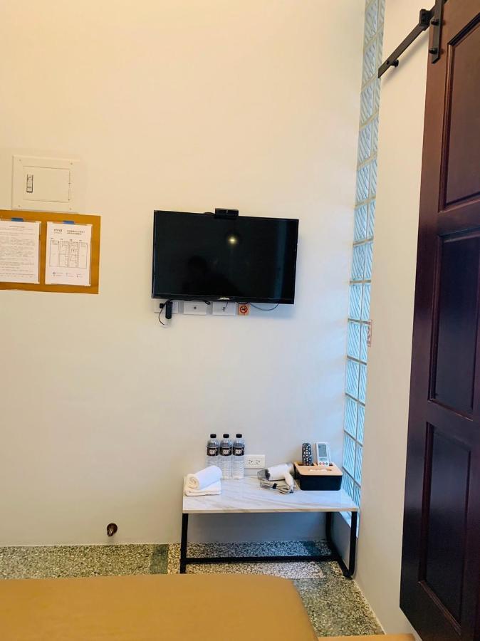 Oyaji Guesthouse-依人數床位數計價開放房型 Tainan Exterior foto